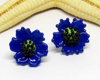 glass stud earrings, cornflower,  muranoglass, lampwork, flowers, MTO