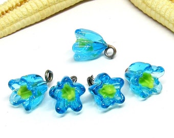 5 Glas Miniblüten, hellblau, Muranoglas, Lampwork, 8mm, 2mm Öse