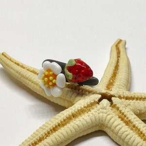 Flexibler Kautschukring, Muranoglas, Lampwork, Erdbeere, Blüte, MTO Bild 2