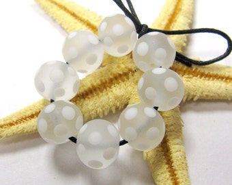 8 glassbeads, lampwork, muranoglass, 10mmx8mm, transparent, dots white, etched, hole 2mm, MTO