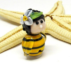 glassbead bee with flower, lampwork, muranoglass, as bead or pendant, MTO