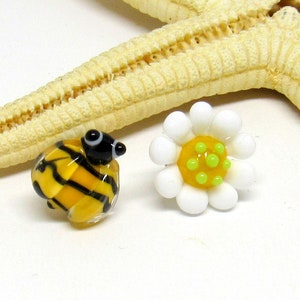 glass stud earrings, bee or ladybug with flower, lampwork, muranoglass, MTO Biene mit Blümchen