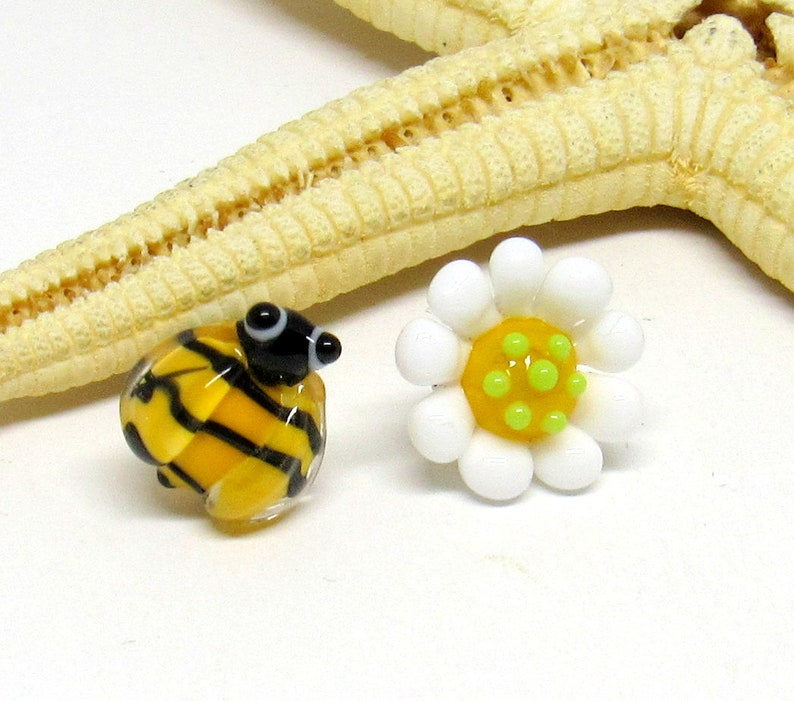 glass stud earrings, bee or ladybug with flower, lampwork, muranoglass, MTO Biene mit Blümchen