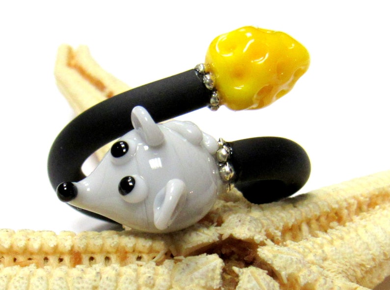 rubberring with handmade glassbeads, mouse with cheese, adjustable image 1