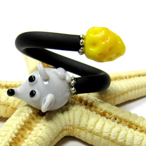 rubberring with handmade glassbeads, mouse with cheese, adjustable image 2