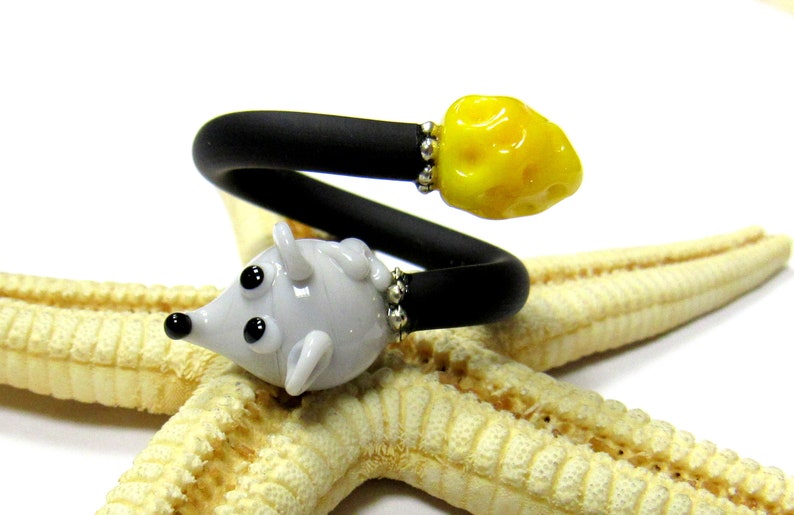 rubberring with handmade glassbeads, mouse with cheese, adjustable image 2