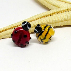 glass stud earrings, bee or ladybug with flower, lampwork, muranoglass, MTO Biene mit Käfer