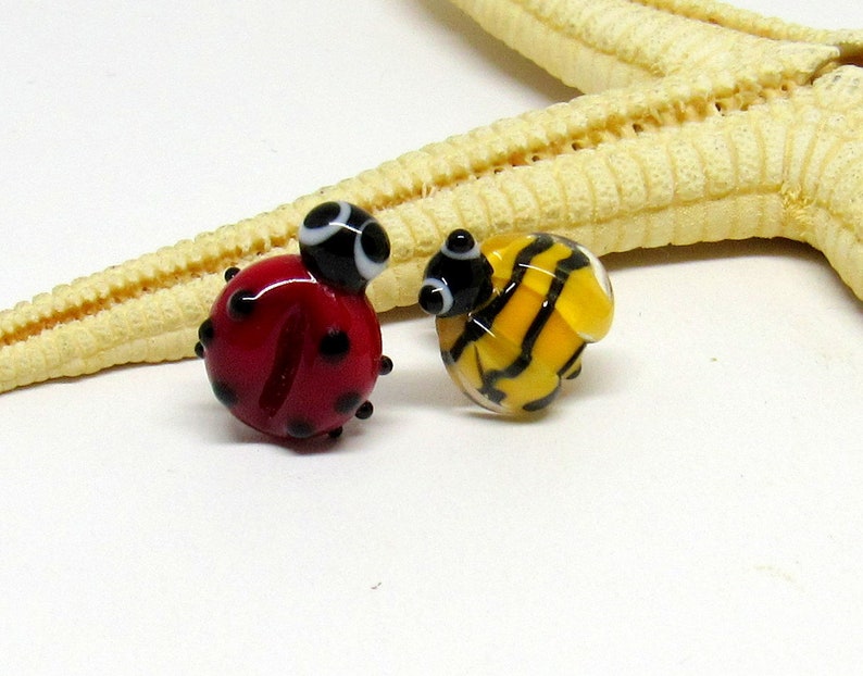 glass stud earrings, bee or ladybug with flower, lampwork, muranoglass, MTO Biene mit Käfer