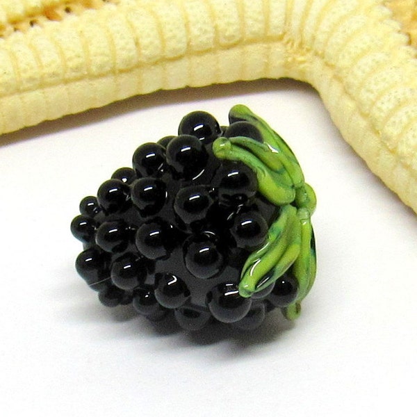 1 glassbaed blackberry bead with green leaves, 14-15mm x 13mm, lampwork, muranoglass, hole 2mm, MTO