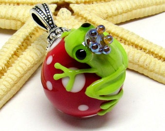 glass pendant with frog, lampwork, muranoglass