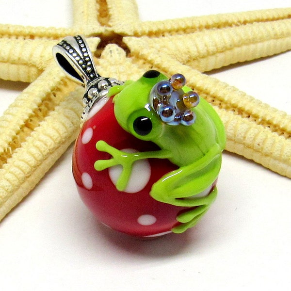 glass pendant with frog, red-white-green, lampwork, muranoglass, MTO