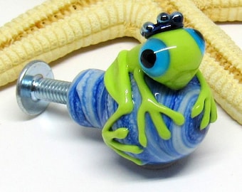 1 glass doorknob with frog, 18mm or 25mm diametre, lampwork, muranoglass, 20mmx25mm, incl. M4 nut with screw