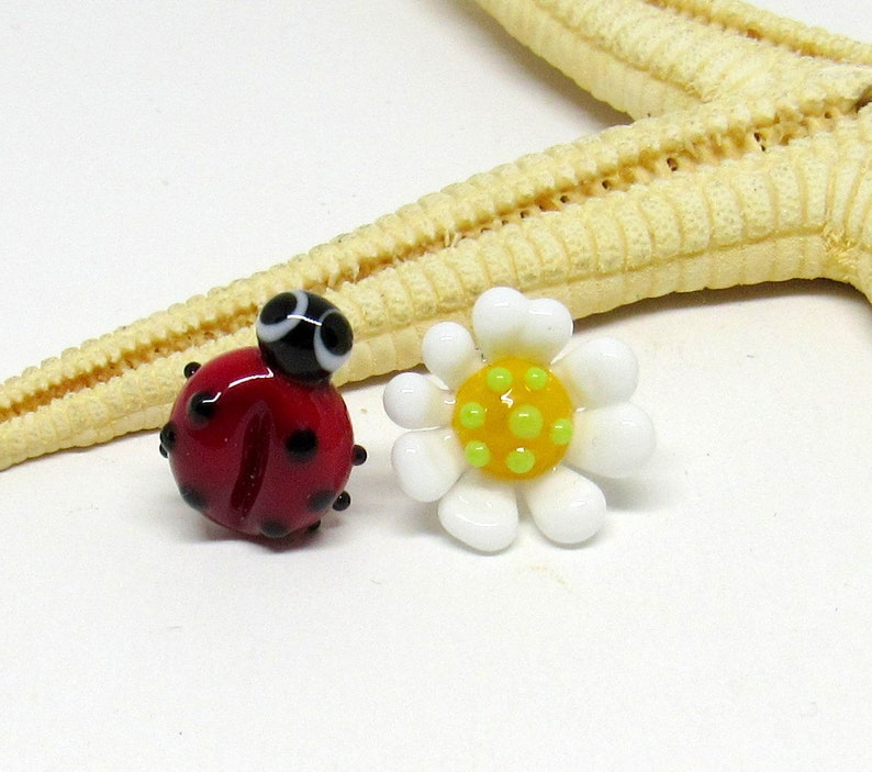 glass stud earrings, bee or ladybug with flower, lampwork, muranoglass, MTO Käfer mit Blümchen