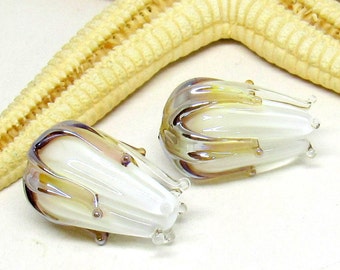 2 glass rosebud beads, lampwork, muranoglass, 19mmx12mm, white with golden leaves, hole 2mm, MTO