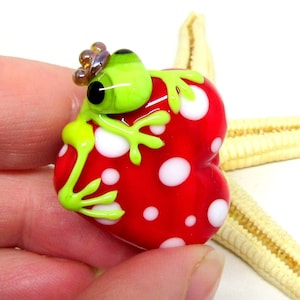 glassheart with frog, as bead or pendant, lampwork, made to order