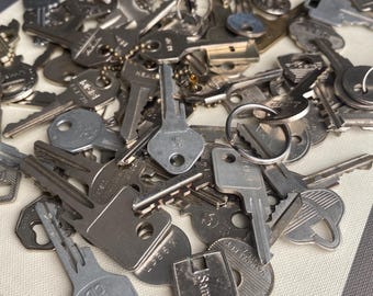 Old Silver Keys. Lot of 98 keys. Use for arts and crafts, mixed media projects, kids crafts.