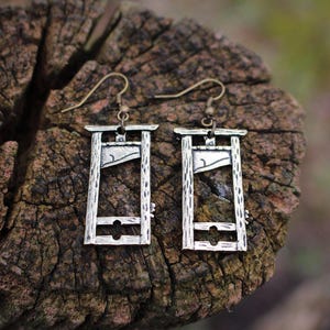 Boucles d'oreilles guillotine style horreur/gothique