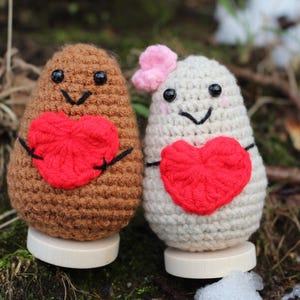 Les couples au crochet faits main adorent les pommes de terre