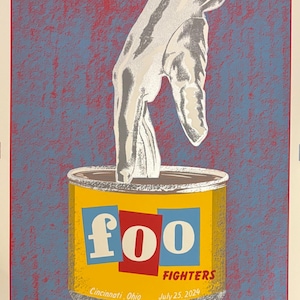 Puede incluir: Un cartel de concierto para los Foo Fighters, que presenta una mano que se introduce en una lata etiquetada como "FOO" con el nombre de la banda y la fecha "July 25, 2024" en texto rojo y blanco. El cartel está sobre un fondo azul y rojo.