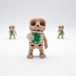 Lucky Skeleton Fidget: St. Patrick&#39;s Day Four-Leaf Clover Desk Decor