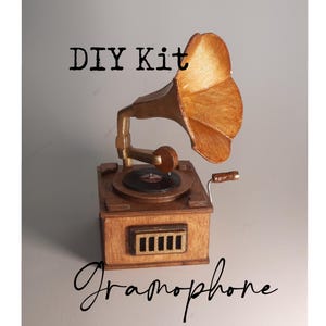 DIY kit of a vintage gramophone and its “vinyl record”, on a 1/12 scale. Perfect for crafting your own miniature dollhouse creations.