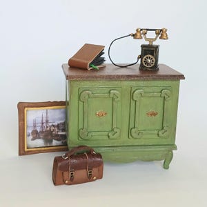 Baule in miniatura dal design unico, in scala 1:12, fatto a mano e firmato. Scrivania vintage per casa delle bambole, cassettiera, credenza.