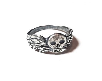 Taphophile ring in sterling silver or gold memento mori skull