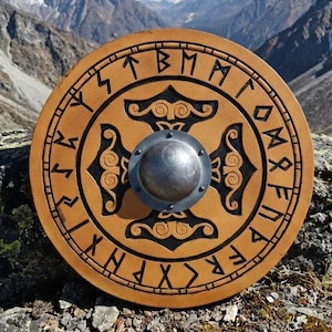 Yelmo de Reliquia Medieval de Asombro, Escudo Vikingo, Hecho a Mano en Madera con Nudos Celtas y Runas Negras