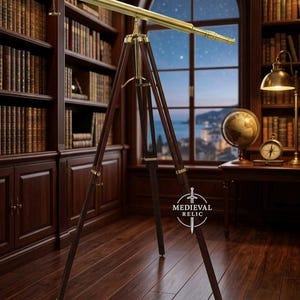 Peut inclure: Un télescope en laiton monté sur un trépied en bois brun foncé. Le télescope présente une finition métallique polie et des articulations réglables. Un logo avec une icône d'épée et le texte MEDIEVAL RELIC est visible près de la base.