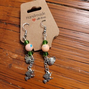 Halloween pompoen en heks bedeloorbellen