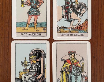 May include: Four tarot cards arranged in a grid. Top left: Page der Kelche with a figure holding a cup. Top right: Ritter der Kelche with a knight on horseback. Bottom left: Königin der Kelche on a throne. Bottom right: König der Kelche on a throne.