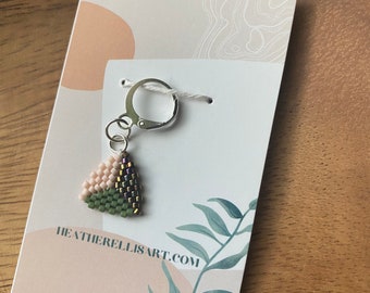 Beaded triangle stitch marker