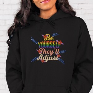 Sei du selbst, sie werden angepasst Hoodie, LGBTQIA Hoodie, Regenbogen Hoodie, Pride Month Geschenk, Lesben Pride Hoodie, Bisexuell Pride Hoodie, Pride Top