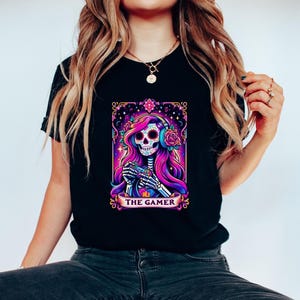 Maglietta da ragazza gamer scheletrica - Maglietta accogliente con tarocchi da gioco - Maglietta da gamer controller rosa - Maglietta da ragazza spettrale carina - Maglietta da strega gamer