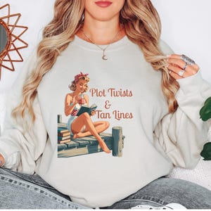 Felpa girocollo con colpi di scena e linee di abbronzatura, pullover da donna con tema letterario, maglione da lettura con tema pin-up, regalo estivo per lettori