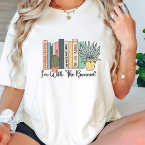 Ich bin mit den verbotenen, verbotenen Büchern Shirt, verbannten Büchern Sweatshirt, Unisex Super Soft Premium Grafik T-Shirt, Lese Shirt. Bibliothekar Shirt
