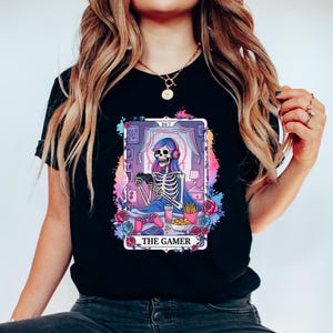 Maglietta da ragazza gamer scheletrica - Maglietta accogliente con tarocchi da gioco - Maglietta da gamer controller rosa - Maglietta da ragazza spettrale carina - Maglietta da strega gamer