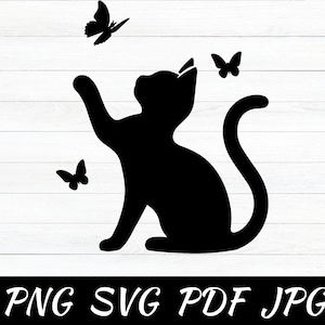 Könnte beinhalten: Eine schwarze Silhouette einer Katze, die nach einem Schmetterling greift. Die Katze hat einen langen Schwanz und sitzt auf einem weißen Holzgrund. Es sind drei Schmetterlinge auf dem Bild.