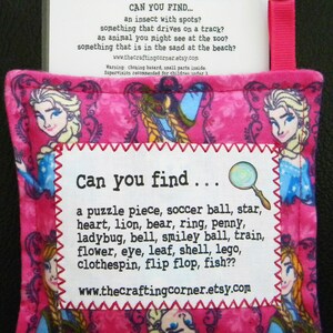Puede incluir: Bolsa de tela rosa con una etiqueta blanca que dice "Can you find..." y enumera una variedad de art&iacute;culos para encontrar. La bolsa tiene un tema de Frozen con im&aacute;genes de Elsa y Anna.