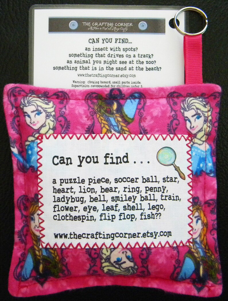 Puede incluir: Bolsa de tela rosa con una etiqueta blanca que dice "Can you find..." y enumera una variedad de art&iacute;culos para encontrar. La bolsa tiene un tema de Frozen con im&aacute;genes de Elsa y Anna.