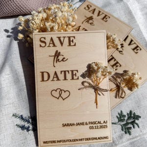 Save the Date Karte Einladung Hochzeit personalisiert Gravur Trockenblume Geschenk aus Holz Einladungskarte
