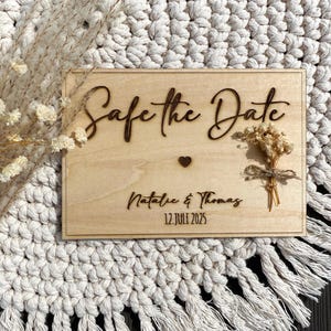 Save the Date Karte Einladung Hochzeit personalisiert Gravur Trockenblumen Einladungskarte aus Holz