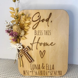 Holzschild God bless this Home Gott segne dieses Haus Koordinaten personalisiert Tafel Karte Gravur Trockenblume Einzug Kommunion Geschenk
