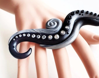 Oversize Tentacle Adjustable Across Hand Ring in Black and Silver Ombre