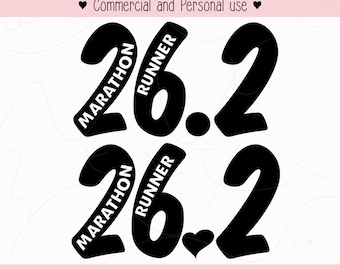 Op de afbeelding: Zwart-wit digitaal ontwerp met de tekst "26.2" met de woorden "Marathon" en "Runner" in de cijfers verwerkt. Het ontwerp bevat een klein hartje.