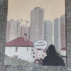 Puede incluir: Una impresión que presenta un paisaje urbano con edificios de gran altura y una pequeña casa. Se ve a una persona con una sudadera con capucha desde atrás, con un bocadillo que dice: "Necesito un porro de mierda."