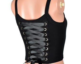 Top corto sin mangas con cordones en la espalda y ojales negros S M L 0X XL 2X Top corto sin mangas de algodón y poliéster con corsé de satén brillante / metal plateado /