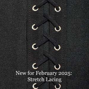 Op de afbeelding: Zwarte stof met een stretch-vetersluiting. De stof heeft een herringbone-patroon en de veters zijn gemaakt van een zwart koord met zilveren oogjes. De tekst "Nieuw voor februari 2025: Stretch-vetersluiting" is op de stof gedrukt.