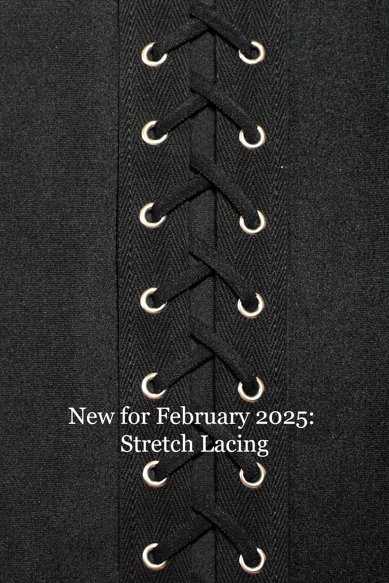 Op de afbeelding: Zwarte stof met een stretch-vetersluiting. De stof heeft een herringbone-patroon en de veters zijn gemaakt van een zwart koord met zilveren oogjes. De tekst "Nieuw voor februari 2025: Stretch-vetersluiting" is op de stof gedrukt.
