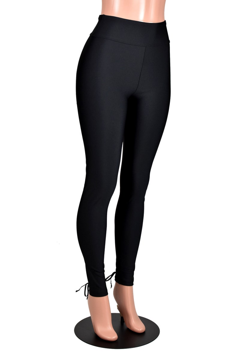 Op de afbeelding: Zwarte leggings met een hoge taille en strikdetails aan de enkels.